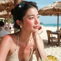 高精度女性海边照片